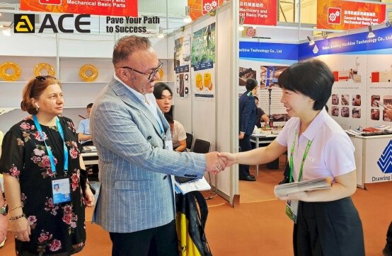 广交会洽谈后第二天土耳其客户直奔亚建科技沥青站工厂