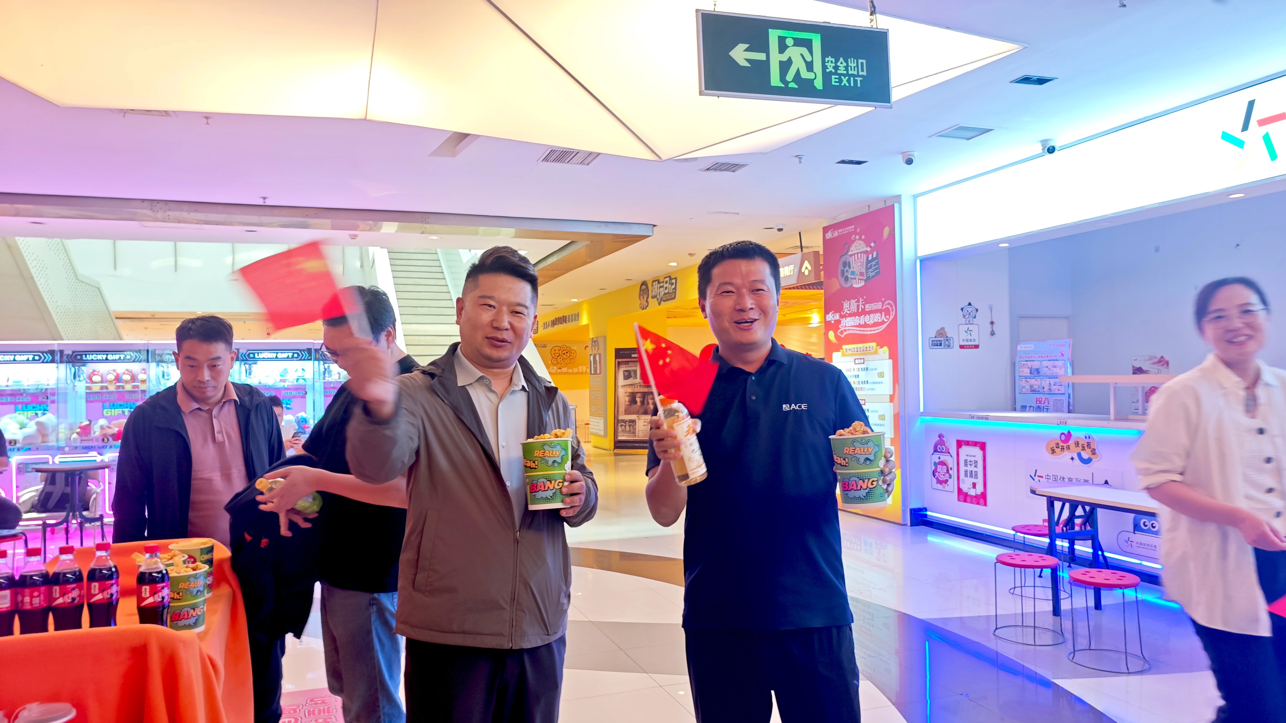 亚建科技员工出发前往影院，途中轻松交流欢笑。