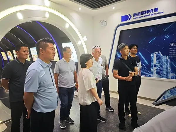 泰国客户亲临亚建科技许昌厂区，考察“原生+再生沥青站”项目进度
